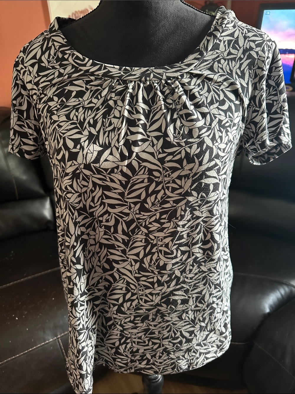 Black and White Leaf-Print Short Sleeve Top